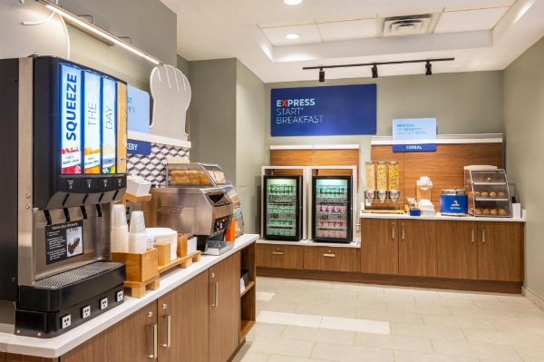 Holiday Inn Express Toronto Downtown image 10